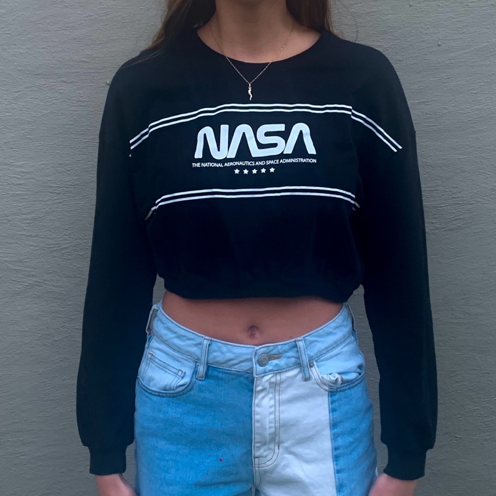 B&W NASA Long-sleeved cropped top.